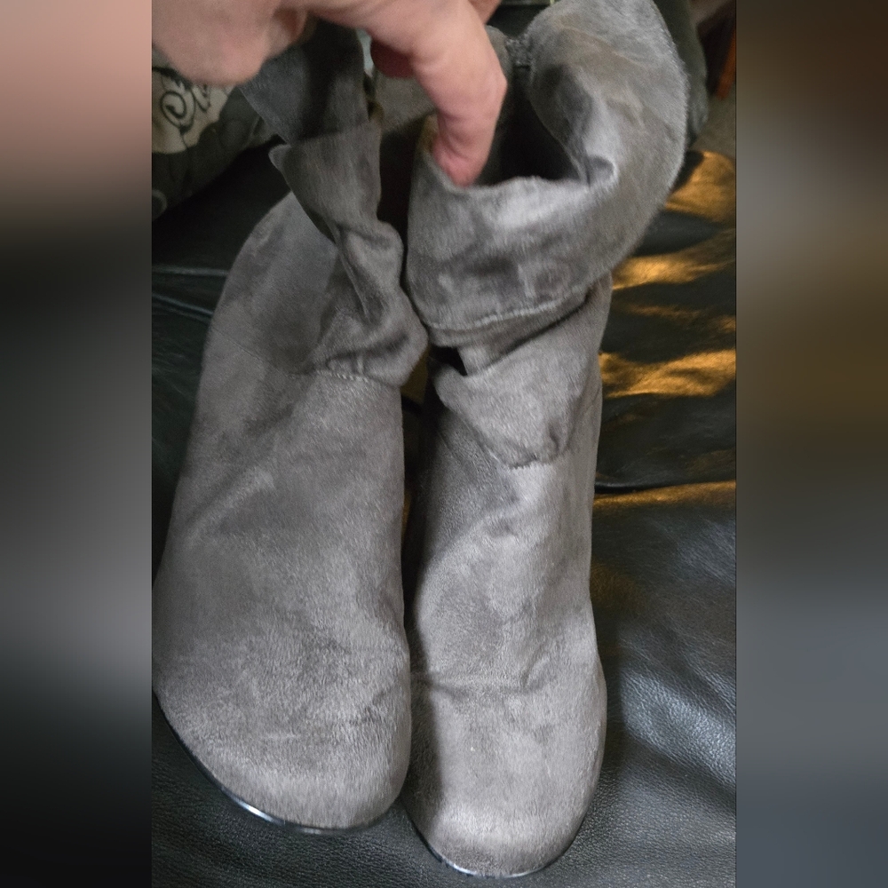 Bebe Women's Gray Suede vintage Ankle Boots sz8 - Picture 2 of 8